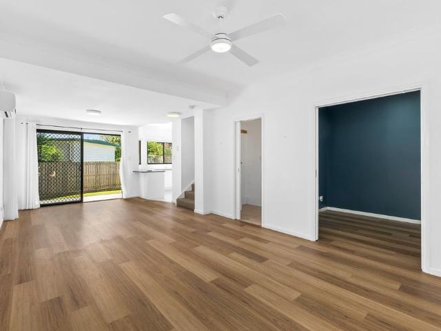 Fantastic Townhome with Spacious Courtyard & Complex Pool