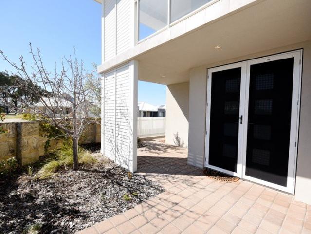 FANTASTIC TOWNHOUSE OVERLOOKING A BEAUTIFULLY MANICURED PARK