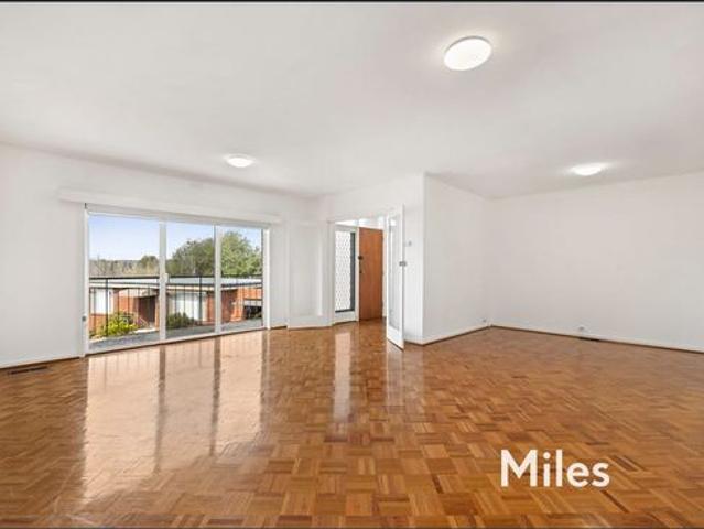 FANTASTIC TOWNHOUSE IN BLUE CHIP LOCATION!