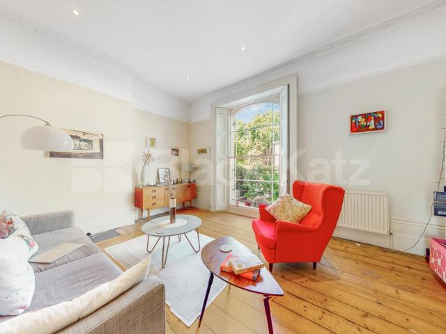 Fantastic two bed set within a period house with high ceilings & wood floors!