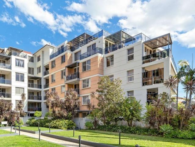 FANTASTIC TWO BEDROOM APARTMENT NEAR WOLLI CREEK STATION FURNITURE NOT INCLUDED