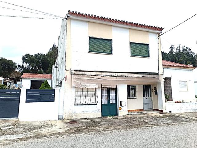 Fantástica Moradia com 2 pisos, comercio e anexos e 8520m2 de terreno