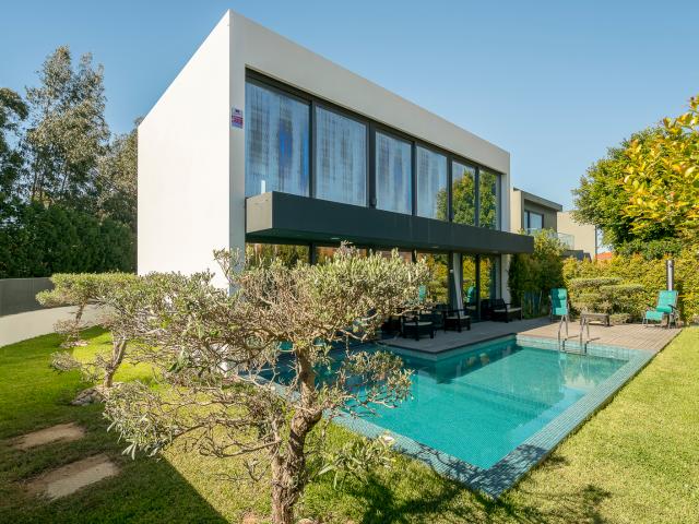 Fantástica Moradia contemporânea para arrendamento, junto à Quinta da Marinha na zona da Guia