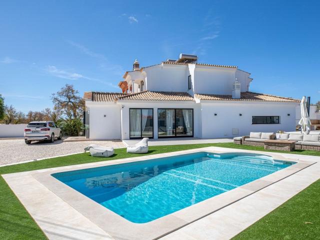 Fantástica moradia geminada totalmente renovada com piscina. 225m² Albufeira e Olhos de Água