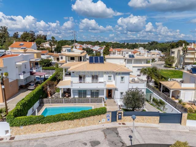 FANTÁSTICA MORADIA DE 4 QUARTOS COM PISCINA NA PRAIA DO VAU!