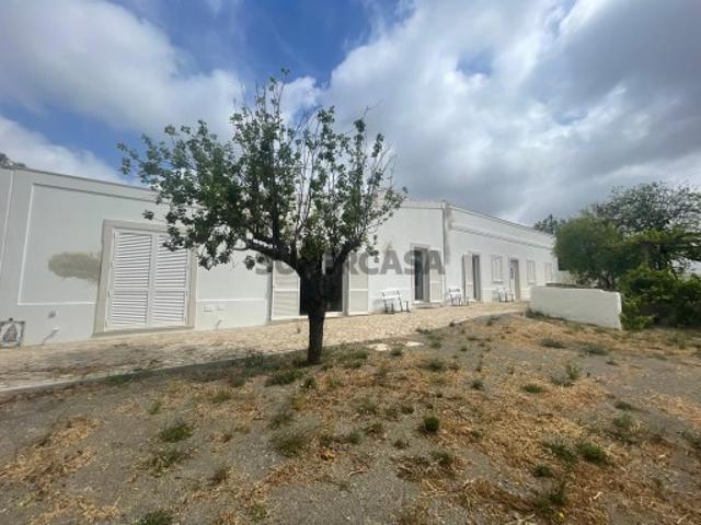 Fantástica moradia de estilo Algarvia completamente remodelada recentemente, inserida em lote com 8.000m2