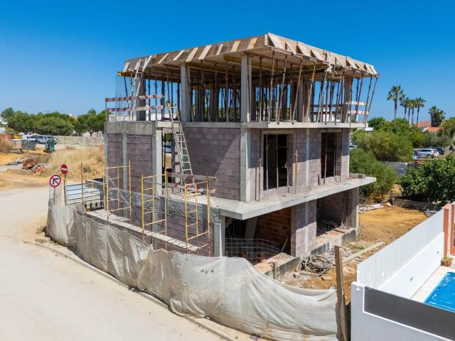 Fantástica Moradia T2+1 Nova com Piscina Altura, Numa das Melhores Praias do Algarve!