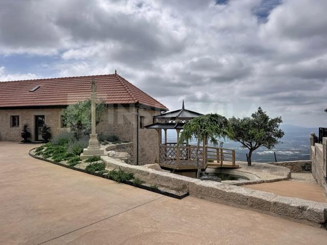 Fantástica Moradia T3+1 com piscina e vistas sobre a montanha e foz do Minho