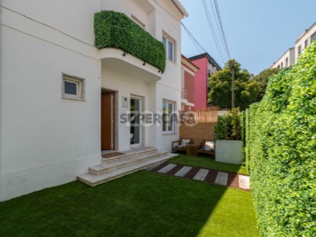 Fantástica Moradia T3+1 Remodelada com Jardim e Terraço em Benfica