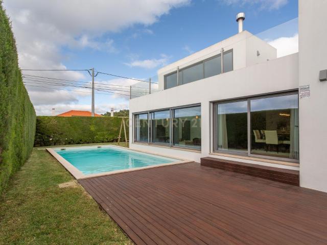 Moradia T4+1 Moderna com Piscina e Vista Mar – A 5 minutos da praia