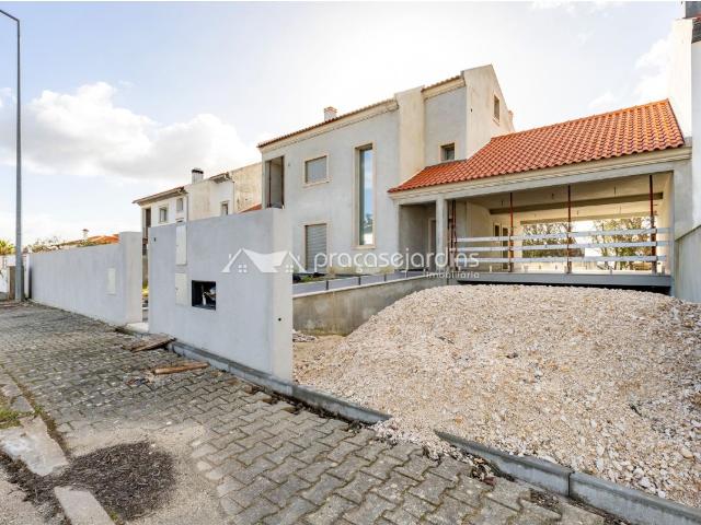 Moradia T3 com Garagem para 3 Viaturas a 5 Minutos de Leiria