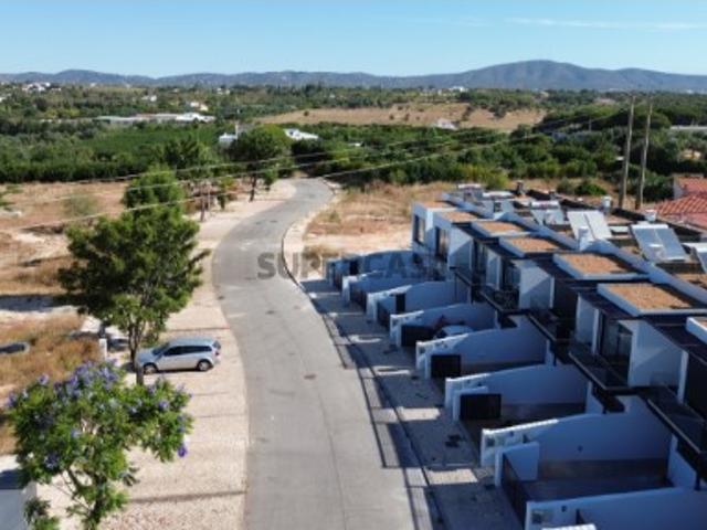 Fantástica Moradia T3 em banda de Luxo em Quelfes, Olhão