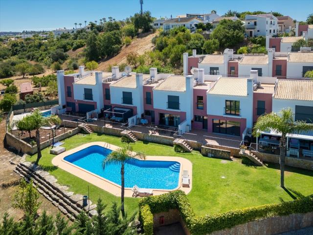 Fantástica Moradia T3 Totalmente Remodelada com Rooftop e Pi. 210m² Guia