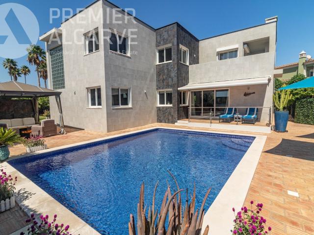 Fantástica moradia T4 com piscina e jardim em Vale Formoso. 277m² Almancil