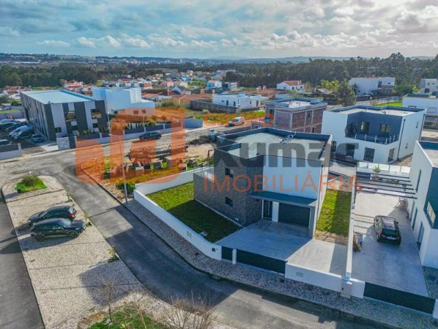 Fantástica Moradia T4 com piscina para arrendamento!
