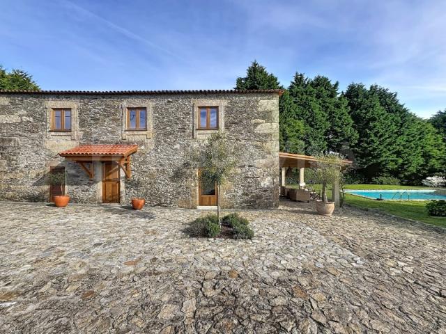 Fantástica Moradia T4 em Xisto com Piscina e Vistas sobre a Montanha