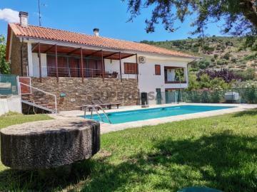 Moradia com piscina, campo de tênis e pomar
