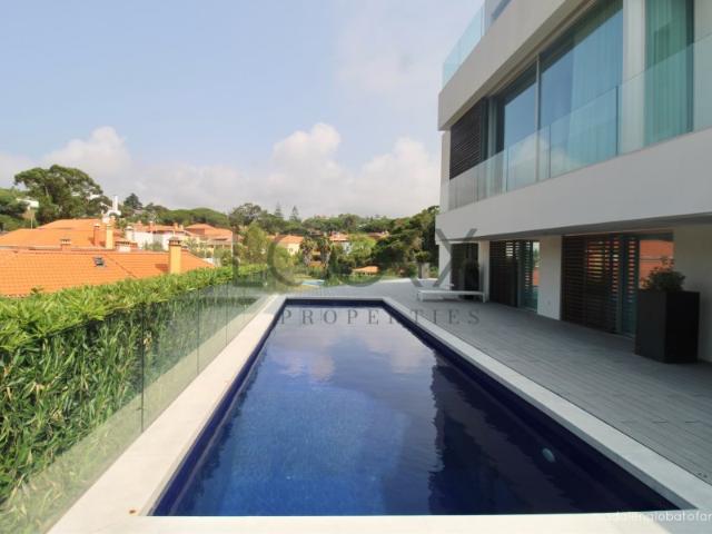 Fantástica moradia T5 com jardim e piscina no Estoril
