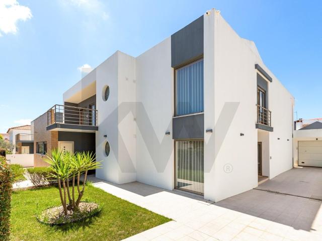 Fantástica moradia T5+1 com Jardim, Garagem e Anexo em Mafra