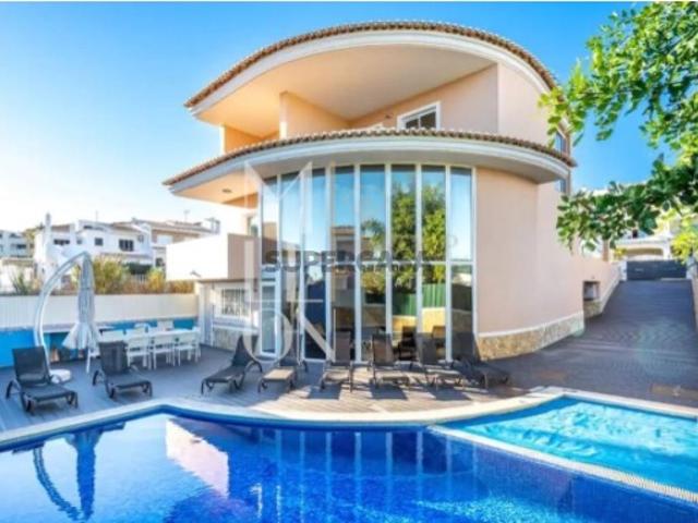 Fantástica Moradia T5 no Coração de Albufeira