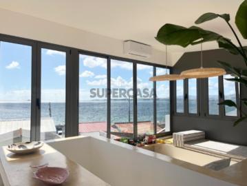 Fantástica Moradia T5 Totalmente Renovada na Caparica, 3 WCs, Suíte e Vista Mar Panorâmica de 360°