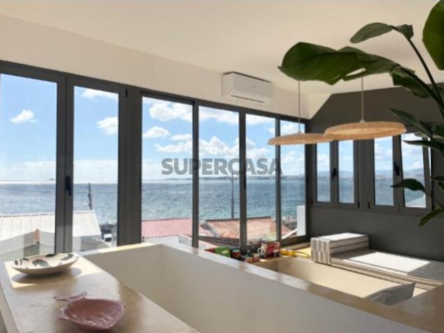 Fantástica Moradia T5 Totalmente Renovada na Caparica, 3 WCs, Suíte e Vista Mar Panorâmica de 360°