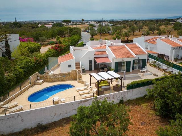 Fantástica moradia térrea de 3 quartos com piscina e incríve. 133m² Guia