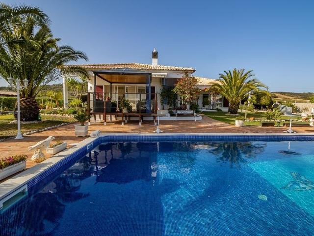 Fantástica Moradia Térrea T3+1, com piscina, grande jardim. 273m² Bensafrim e Barão de São João