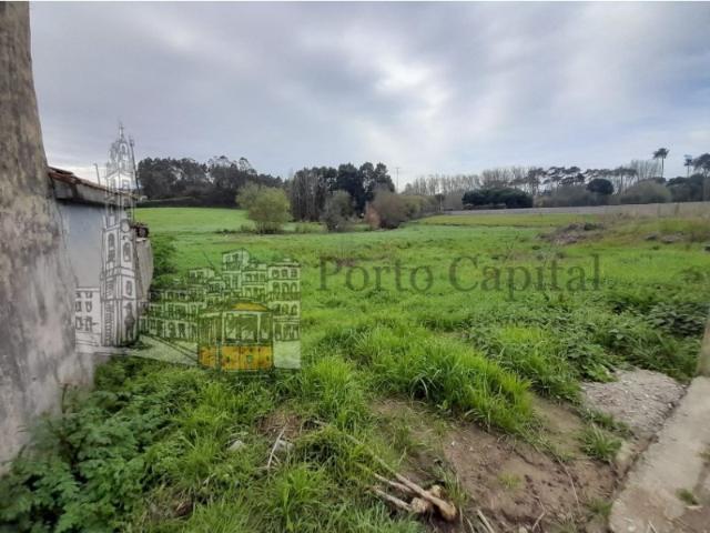 FANTASTICA OPORTUNIDADE! EXCELENTE LOTE DE TERRENO JUNTO AO RIO E PERTO MAR EM LABRUGE PARA CONSTRUÇÃO DE 6 MORADIAS