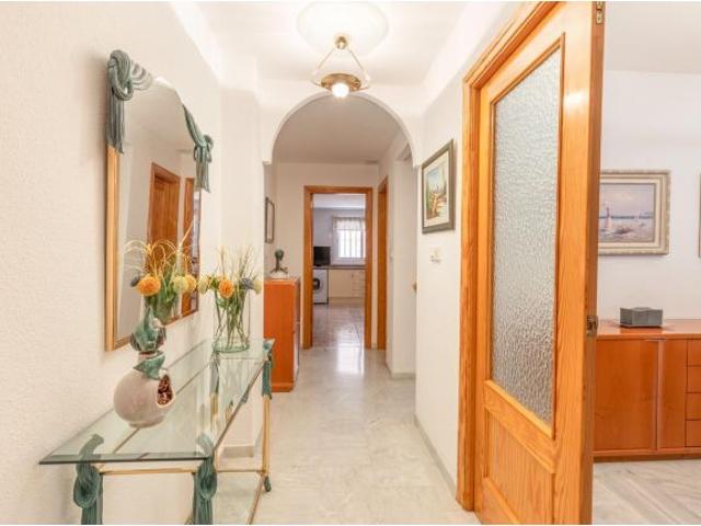 FANTÁSTICA CASA CON PISCINA COMUNITARIA, TERRAZA Y GARAJE
