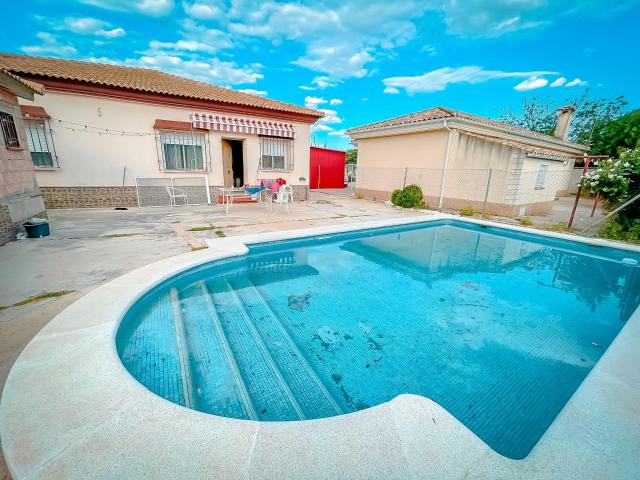 ¡FANTASTICA CASA CON TERRENO EN LA GOLONDRINA, NO HIPOTECABLE !