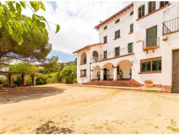 Fantástica finca centenaria con piscina en venta en el centro de Alella
