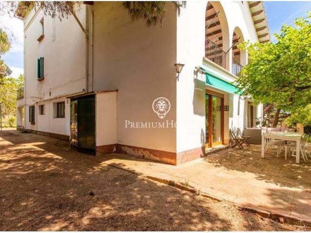 Fantástica finca centenaria con piscina en venta en el centro de Alella