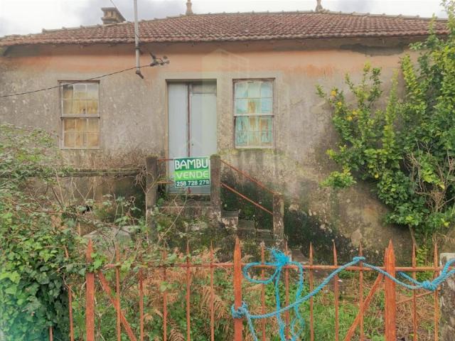 Fantástica propriedade a confrontar com o Rio Coura