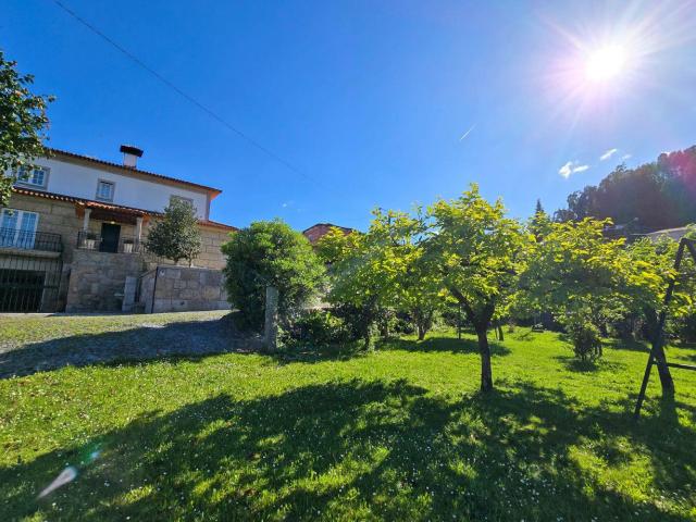 Fantástica Propriedade Com 1 Moradia E Terreno De Construção. 291m² Fafe