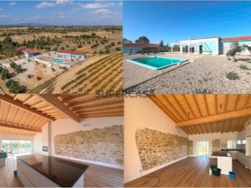 Fantástica Quinta com moradia nova, inserida num ambiente rural em pleno campo ribatejano, num lote de terreno com 21.600,00 m, extensível até cerca de 5 ha opcional, com oliveiras centenárias, terraços, jardins, e piscina