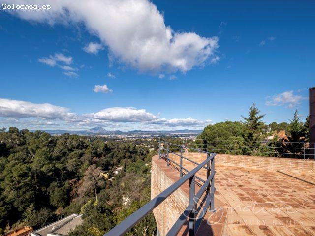 Fantástica unifamiliar con vistas panorámicas y espacios únicos en La Floresta