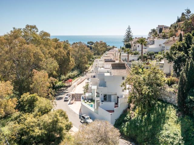 Fantástica villa moderna con piscina a 300 m del mar, en Playa Bonita. Torremuelle, Benalmádena
