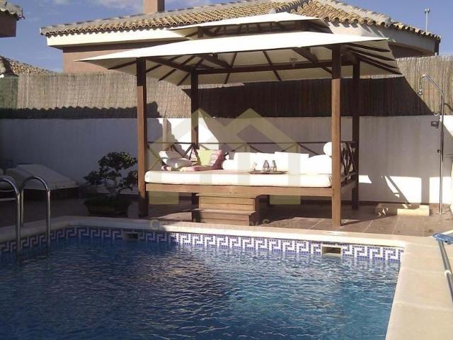 Fantástica villa independiente con gran parcela y piscina privada