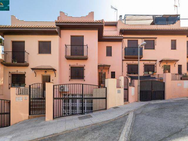 FANTASTICA VIVIENDA ADOSADA EN BARRIO DE MONACHIL