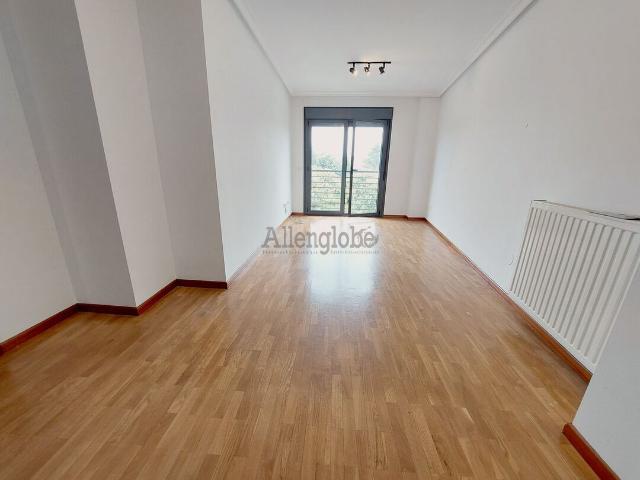 FANTÁSTICA VIVIENDA VACIA DE TRES DORMITORIOS, DOS BAÑOS, GRAN GARAJE Y TRASTERO. Muy cercana al CENTRO de Oviedo