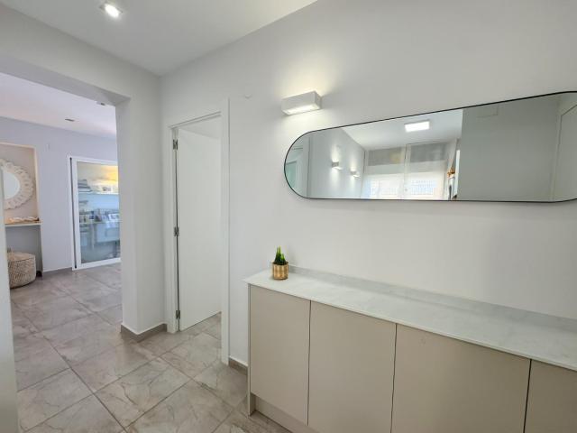 FANTASTICO APARTAMENTO EN PRIMERA LINEA DE PLAYA EN EL KILOMETRO 2,5 DE LAS MARINAS. ALQUILER HASTA JUNIO. ABSTENERSE ALQUILER ANUAL