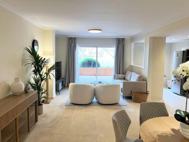 Fantástico apartamento privado en planta baja de 3 dormitori. 150m² Marbella