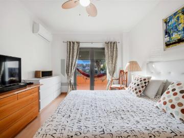 Fantástico Apartamento T2 com Terraço para Venda em Condomínio Privado com Piscina, em Cascais