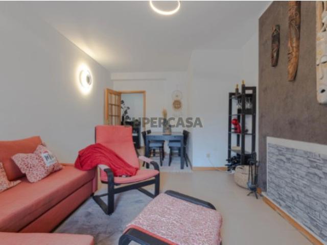 Fantástico Apartamento T2 com Lareira, Varanda e Lugar de Garagem | Fânzeres Gondomar