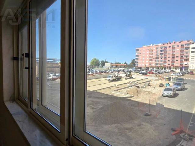 Fantástico apartamento T2 em zona central da urbanização com lareira e marquise