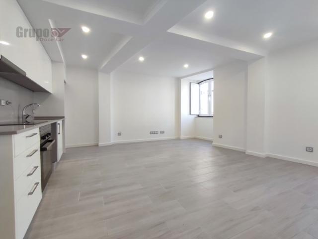 Fantástico Apartamento T2 Totalmente Remodelado a 150m da Praia Sesimbra Santiago