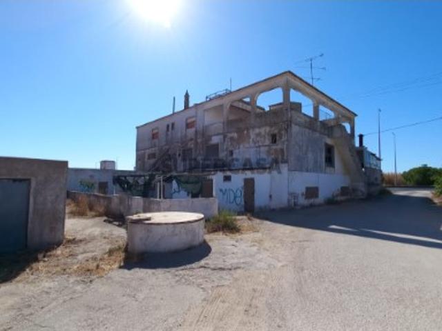 Fantástico Lote junto à Estrada Nacional 125, para Habitação e Comércio