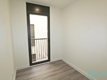 Fantástico piso de 3 habitaciones te seducirá por su singular distribución y por la calma de la calle con la que comunica su balcón