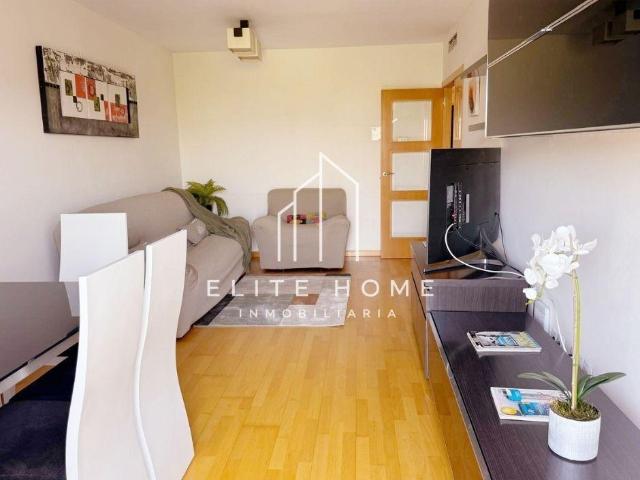 FANTÁSTICO PISO DE 3 HABITACIONES Y 2 BAÑOS EN URBANIZACIÓN CON PISCINA